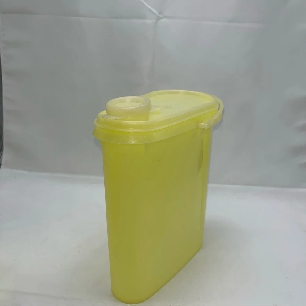 Vintage Tupperware Yellow Beverage Buddy 587 2-Qt Pitcher Pour Seal & Handle ++